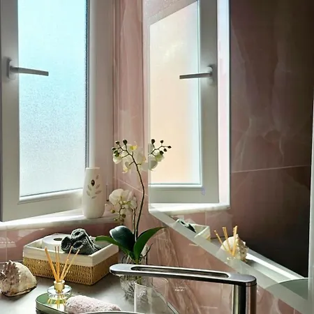 아파트 Nuci's Place Lovely With Balcony 15 Min From Blloku *